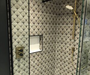 en-suite to master bedroom